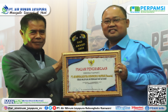 Penjabat Gubernur Papua Dr. M. Ridwan Rumasukun, SE, MM menyerahkan penghargaan PAD kepada PT. Air Minum Jayapura Robongholo Nanwani (Perseroda) kategori Wajib Pajak Air Permukaan