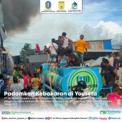 Tim Bisnis PT. Air Minum Jayapura mengerahkan 2 unit mobil tangki untuk memadamkan kebakaran di Gang Kentang, Pasar Youtefa, Abepura, Minggu (7/1).