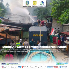 Tim Bisnis PT. Air Minum Jayapura memadamkan kebakaran di komplek Aspol Kloofkamp, Gurabesi, Jayapura Utara, Senin (25/12).