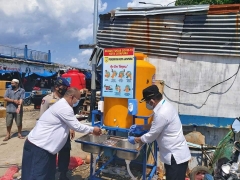 Direktur Utama PDAM Jayapura bersama Ketua Gugus Tugas Covid-19 selaku Wakil Walikota Jayapura melakukan Penyerahan Wastafelportable di Pelelangan Ikan Hamadi